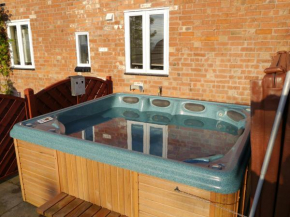 Juliet Cottage HOT TUB Sleeps 3 Singles or Double